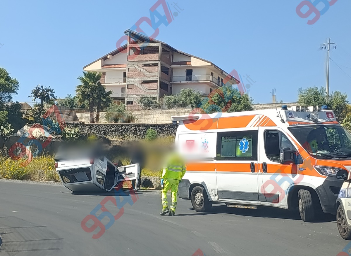 🚨 ULTIM’ORA Paternò, auto si ribalta sulla strada per Santa Maria di Licodia, soccorsi sul posto 