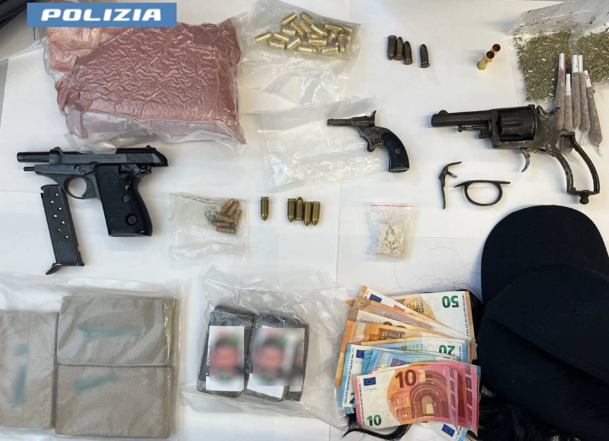 Catania, casa trasformata in arsenale e base della droga: sequestrato quasi 1 kg di MDMA, arrestato 52enne - 