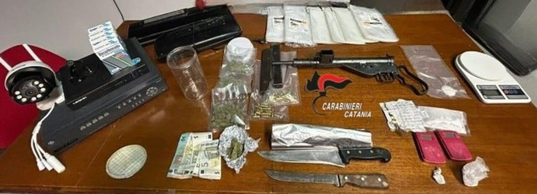 CATANIA. Arsenale da guerra e droga: trovati mitragliatore ed esplosivo, coppia in manette - 