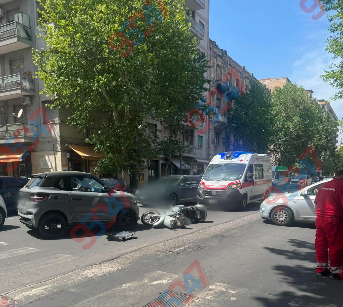 Catania, incidente in via Vittorio Veneto: scooter a terra dopo lo scontro con una minicar - 