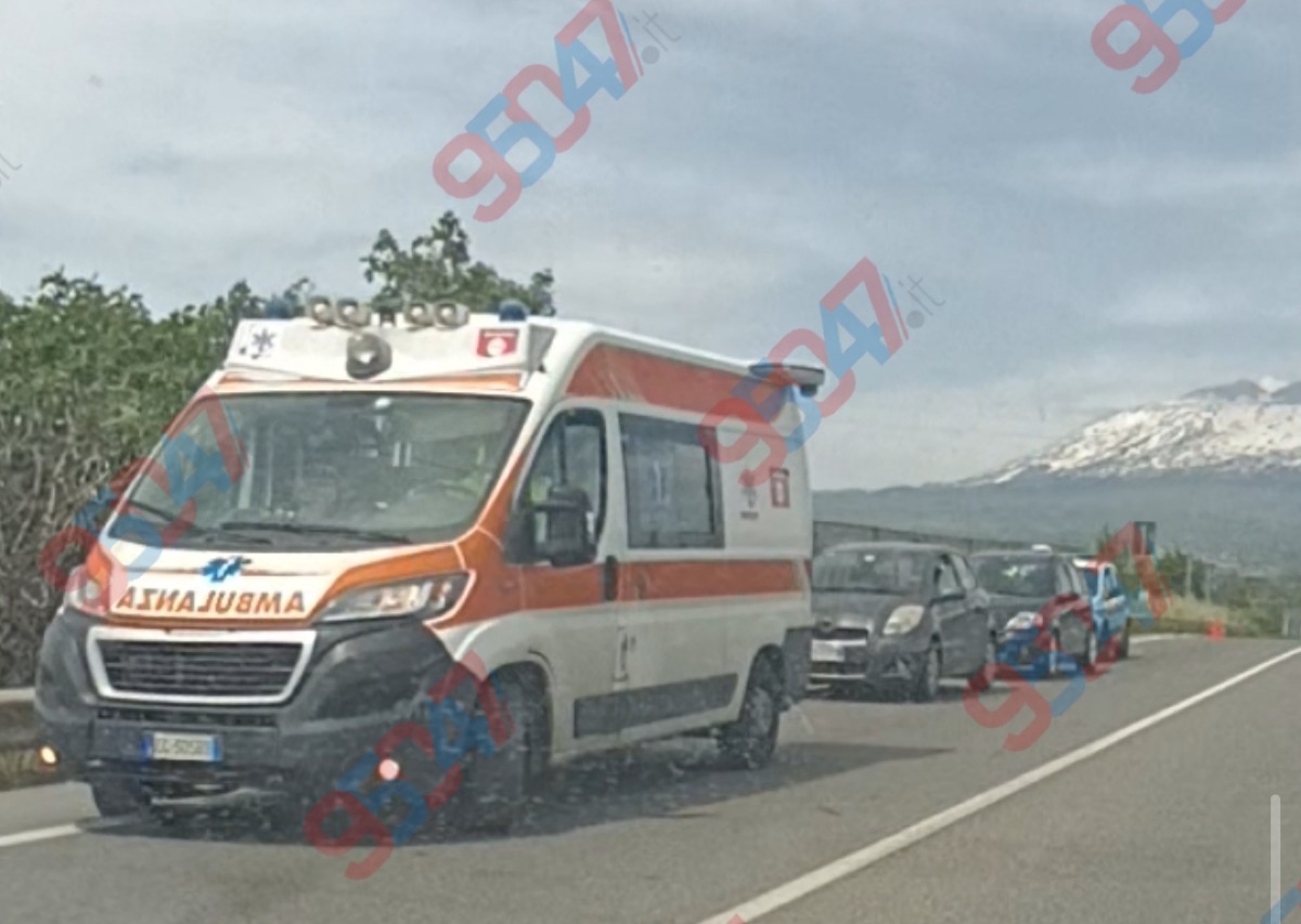 🚨 Ultim’ora – Incidente sulla SS284 tra Paternò e Ragalna: ambulanza sul posto - 