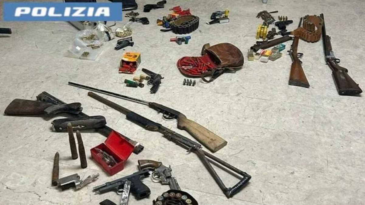 Adrano, scoperto arsenale con armi clandestine e munizioni da guerra: quattro arresti - 