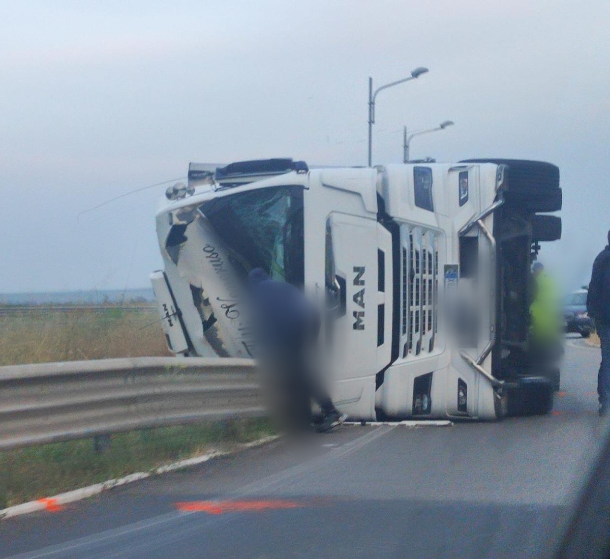Incidente sulla Catania-Gela: Tir si ribalta in territorio di Belpasso, illeso l’autista - Foto Assenza 