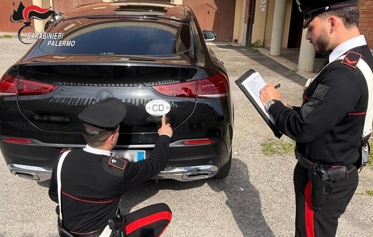 Palermo, gira con falso passaporto ONU-NATO, auto “diplomatica” e senza patente: arrestato 64enne - 