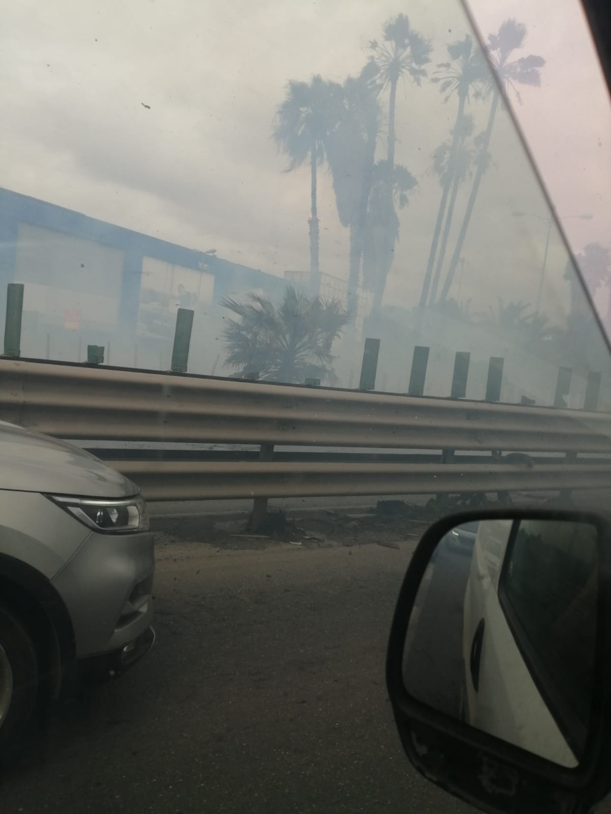 Sterpaglie in fiamme sulla SS121: traffico in tilt a Misterbianco - 