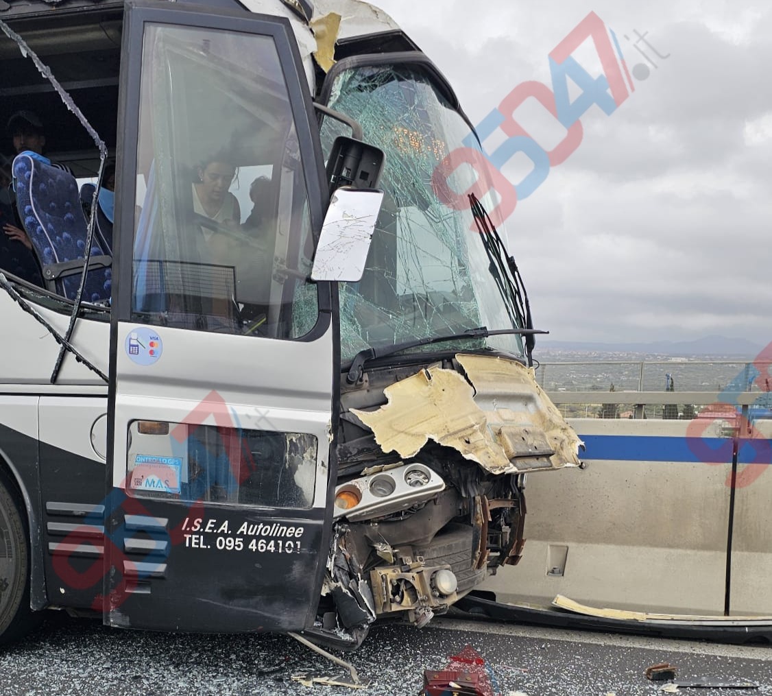 🚨 ULTIM’ORA – Violento incidente sulla SS121 a Valcorrente: coinvolti pullman e camion - 