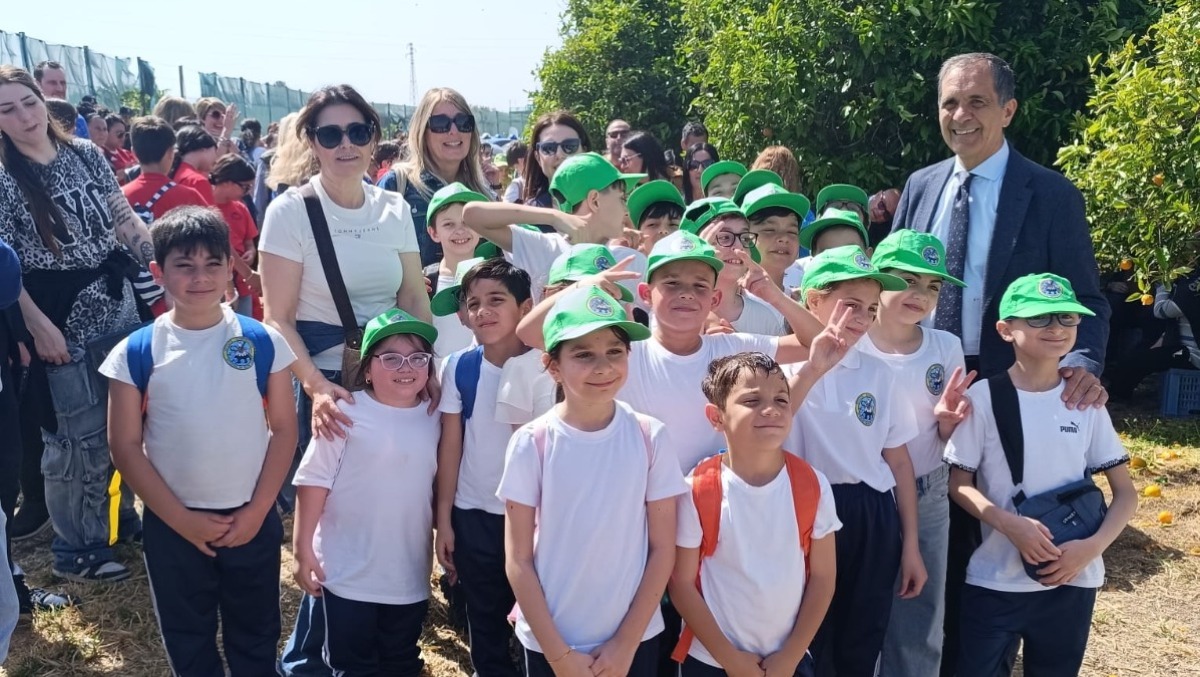 Agrumeto in contrada Jungetto, oltre 100 bambini raccolgono arance nel terreno confiscato alla mafia - 