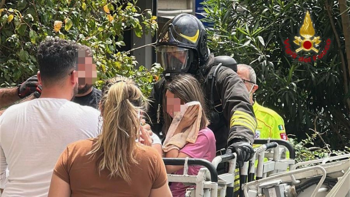Catania, incendio in un condominio di viale Nitta: cinque persone in ospedale e palazzo evacuato - 