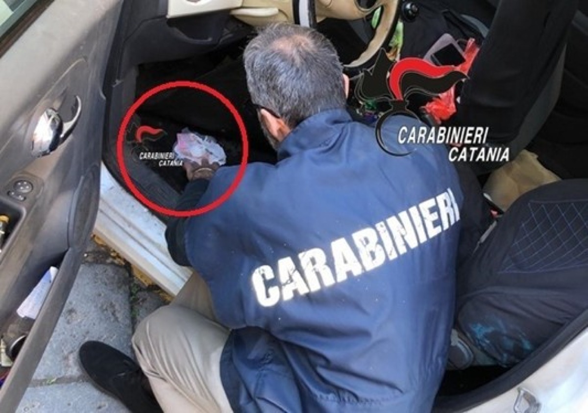 Paternò, incrocia i Carabinieri e tenta di nascondersi: aveva crack e cocaina - 