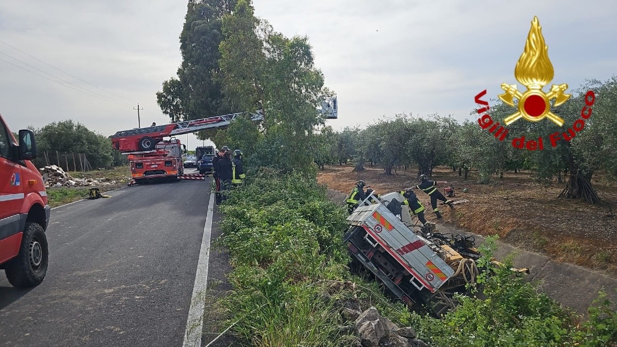 Paura a Belpasso: camion precipita in un canalone, ferito il conducente - 