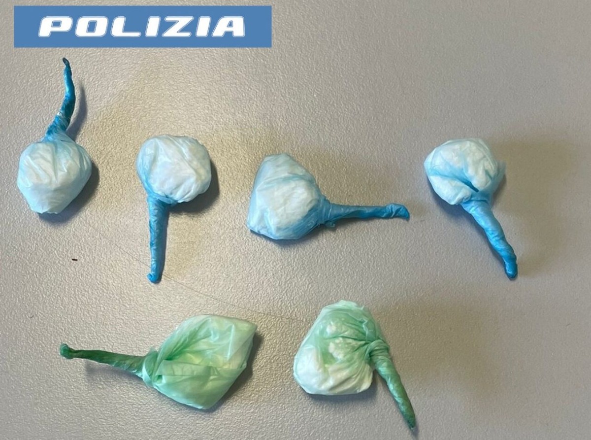 Santa Maria di Licodia, 21enne fermato con cocaina in mano: arrestato dalla Polizia - 