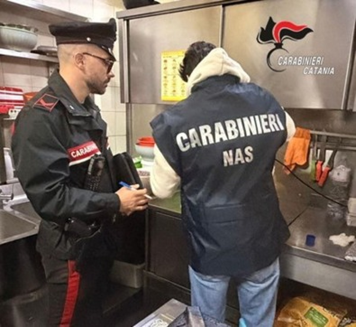 RANDAZZO. Uova, albumi e tuorli scaduti in un ristorante: scattano sequestri e sanzioni - 