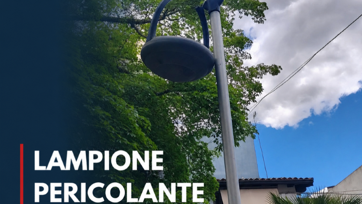 Segnalazione a Paternò, lampione pericolante in via Fallica - 