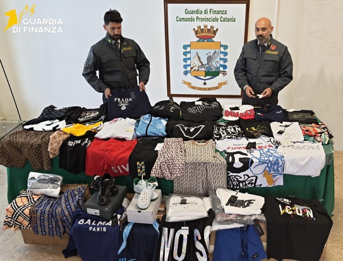Trecastagni, blitz al mercato di Sant’Alfio: sequestrati oltre 2.400 capi falsi delle grandi firme - 