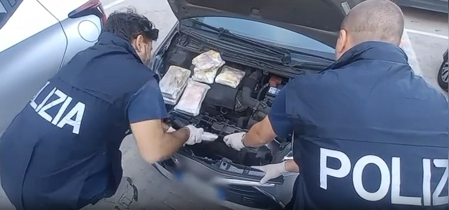 San Gregorio di Catania, fermati con 28 chili di droga su due auto: donna viaggiava col figlio minorenne - 