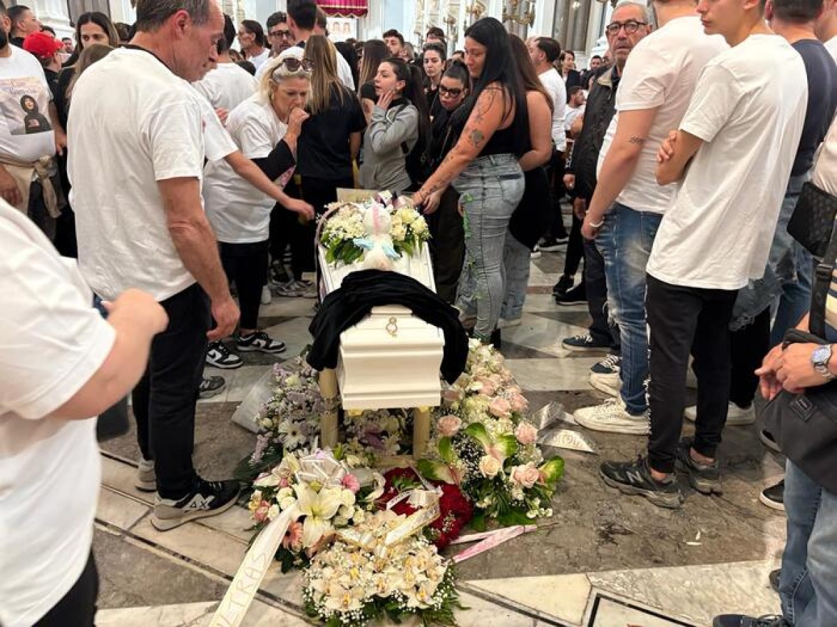 Palermo in lacrime per Alessia La Rosa: l’ultimo abbraccio alla piccola “guerriera” - 