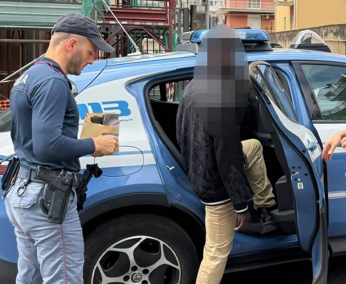 CATANIA, LAVAVETRI MOLESTI FERMATI DALLA POLIZIA: CHIEDEVANO SOLDI AGLI AUTOMOBILISTI - 