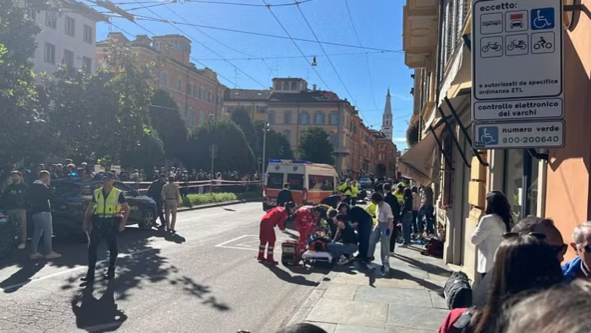 Modena, travolge i pedoni e accoltella un passante: fermato dai cittadini. Sette feriti, quattro gravissimi - ANSA