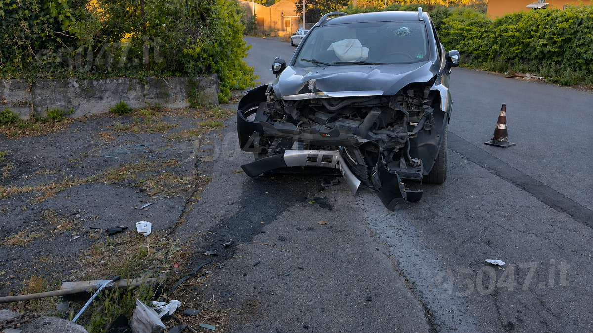🔴 Viagrande, auto  contro un muro, due feriti  - 