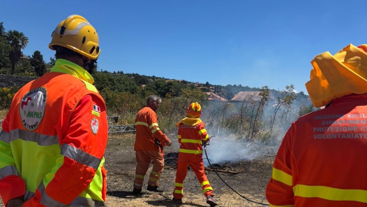 Ragalna, giovani volontari in campo contro gli incendi: in prima linea anche l’Anpas di Paternò - 