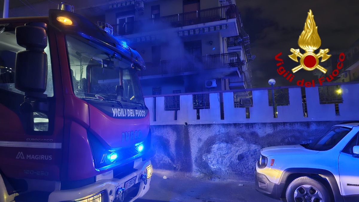 San Gregorio: palazzina in fiamme, due persone salvate dai Vigili del Fuoco - 