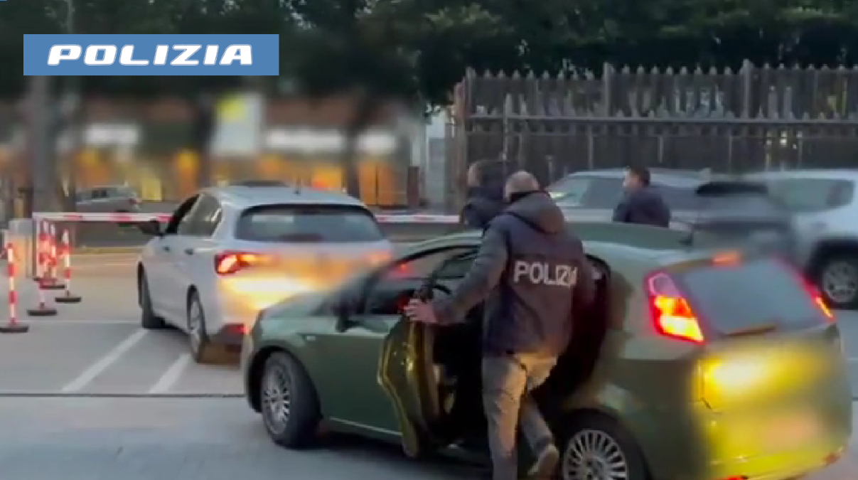 Terrore durante la consegna di sigarette: rapinano corriere a Librino, arrestati due catanesi - 