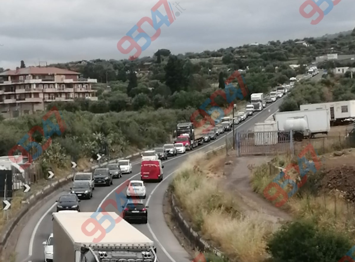 Disagi e lunghe code sulla SS284 tra Paternò e Santa Maria di Licodia - 