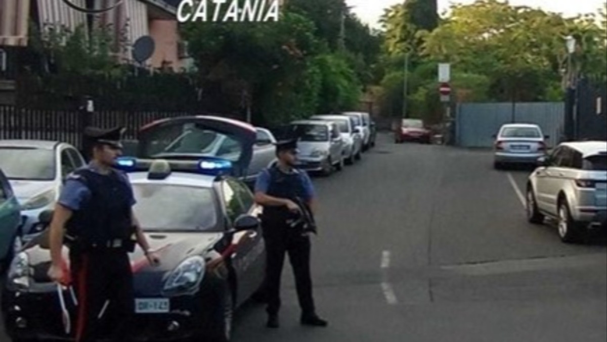 Mascalucia, fugge all’alt dei Carabinieri: 16enne di Misterbianco fermato con droga e senza patente - 