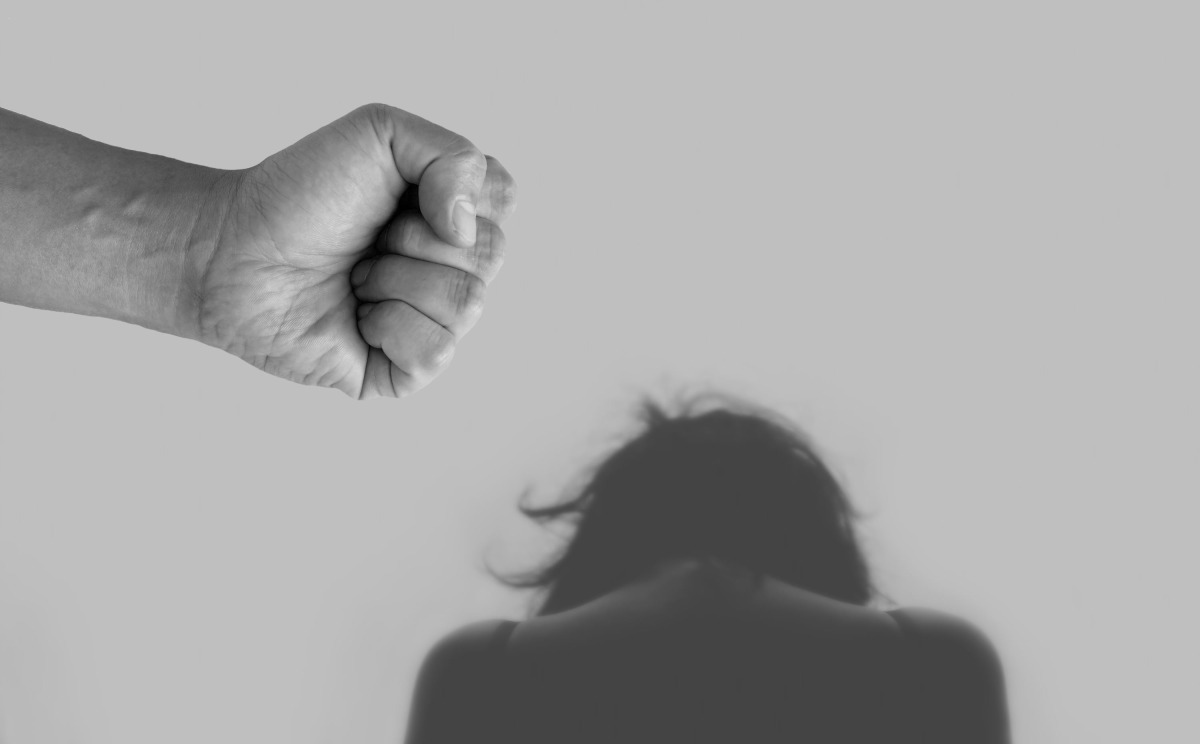 Orrore a Catania: violenza sessuale e maltrattamenti sulla figlia 14enne,  arrestati la madre e il compagno - 