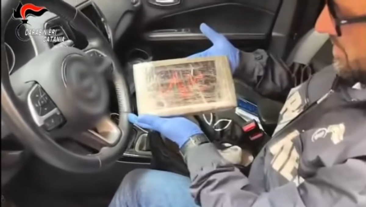 Fermato mentre percorreva la SS121 a forte velocità: in auto 2,2 kg di cocaina, 36enne in manette. - 
