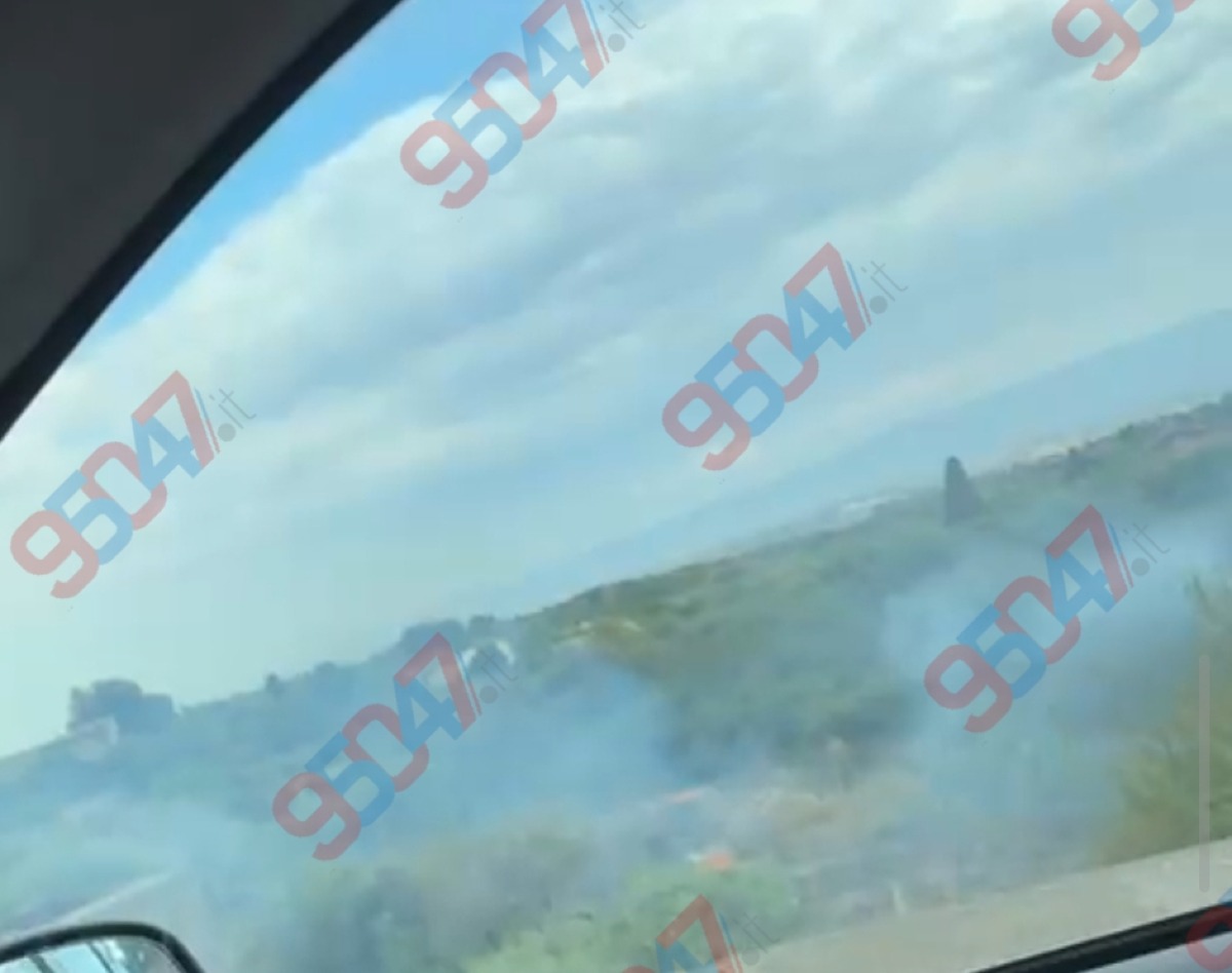 Paternò, incendio di sterpaglie sulla SP 4/11: fumo e disagi lungo la provinciale