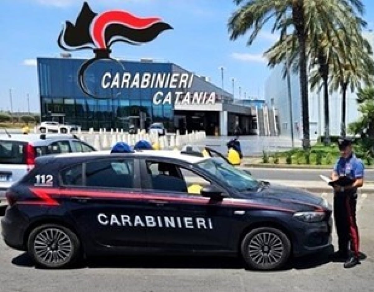 Belpasso, provano a rubare un’auto al centro commerciale spingendola con lo scooter - 