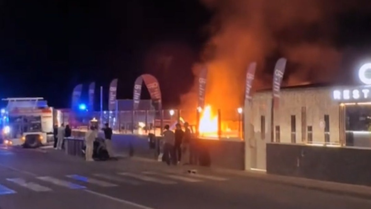 Incendio distrugge parte del Lido Esagono: presunti attentatori arrivati via mare - 