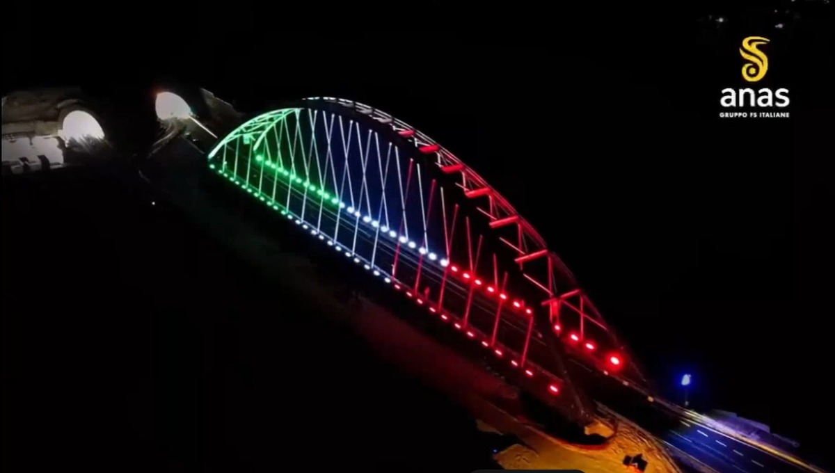 Capaci, 34 anni dopo: il ponte Anas di Caltanissetta si illumina col Tricolore per Falcone e le vittime della mafia - 