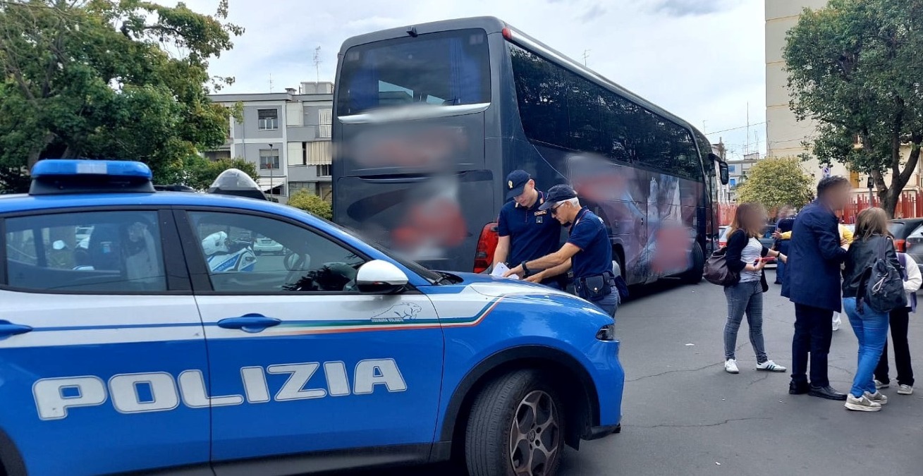 Acireale, genitori allertano la Polizia prima della gita: scoperti due pulmini irregolari, viaggio annullato per 60 alunni - 
