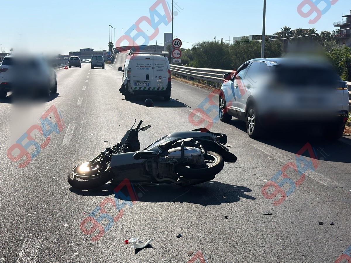 🔴 Ultim’ora SS121, scontro tra scooter SH e furgone: soccorsi sul posto - 