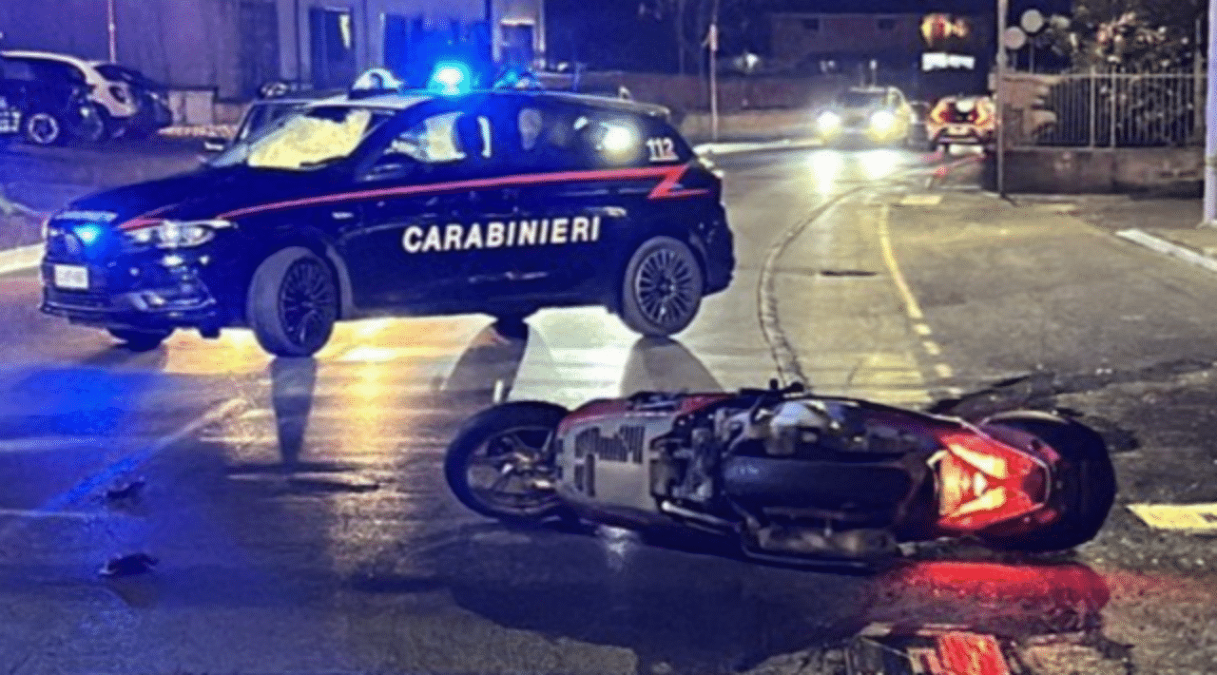 A Catania rubano uno scooter al centro commerciale e si schiantano contro la gazzella dei Carabinieri: arrestato 22enne - 