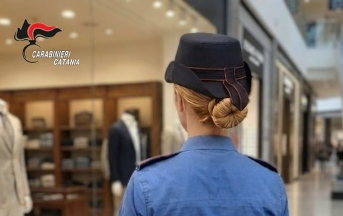 Belpasso, ruba capi d’abbigliamento per quasi 200 euro al centro commerciale: denunciata 37enne - 