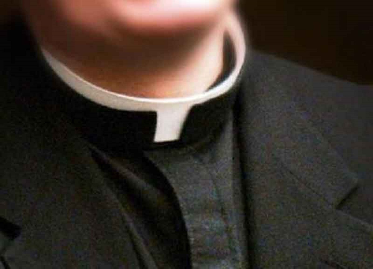 Shock nel Leccese: sacerdote arrestato per presunti abusi su un minore durante la confessione - 