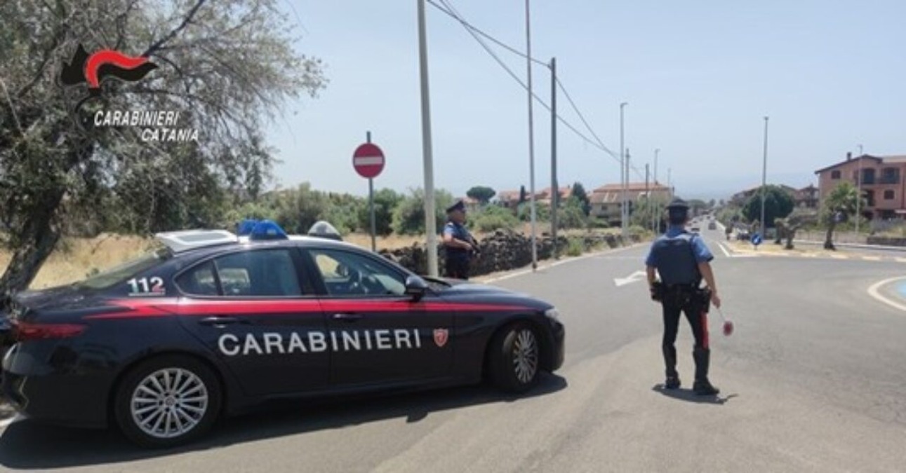 Santa Maria di Licodia, sorpresi con la cocaina fuggono per il paese: arrestato un 37enne, denunciato un 20enne - 