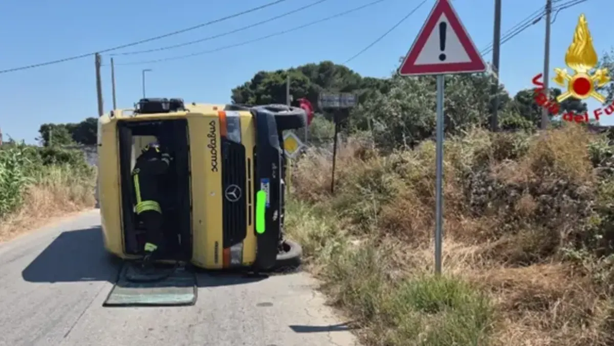 Mazara del Vallo, auto guidata da un uomo senza patente contro uno scuolabus: 18 feriti, tra cui 14 bambini - 