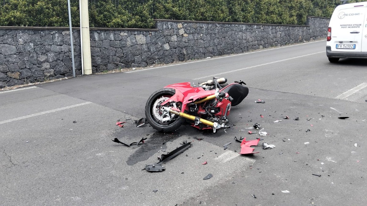 Acireale, scontro tra auto e moto a Pennisi: motociclista ferito ma non grave - 