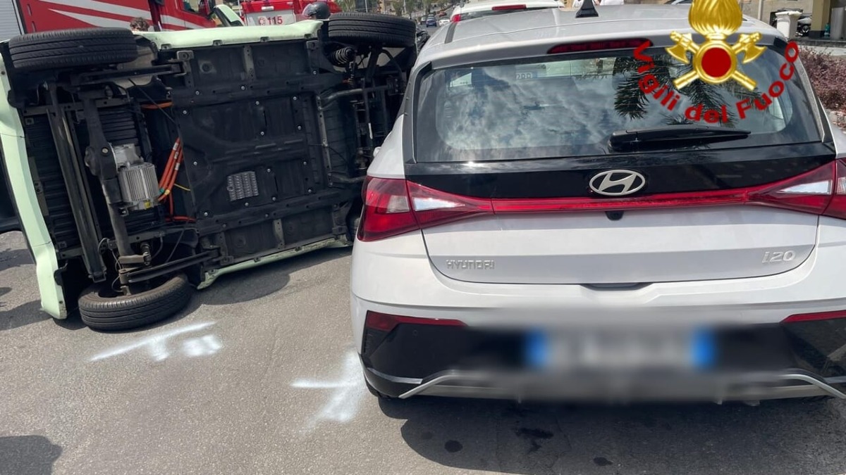 Catania, minicar si ribalta dopo lo schianto contro un’auto parcheggiata: ferita una minorenne - 