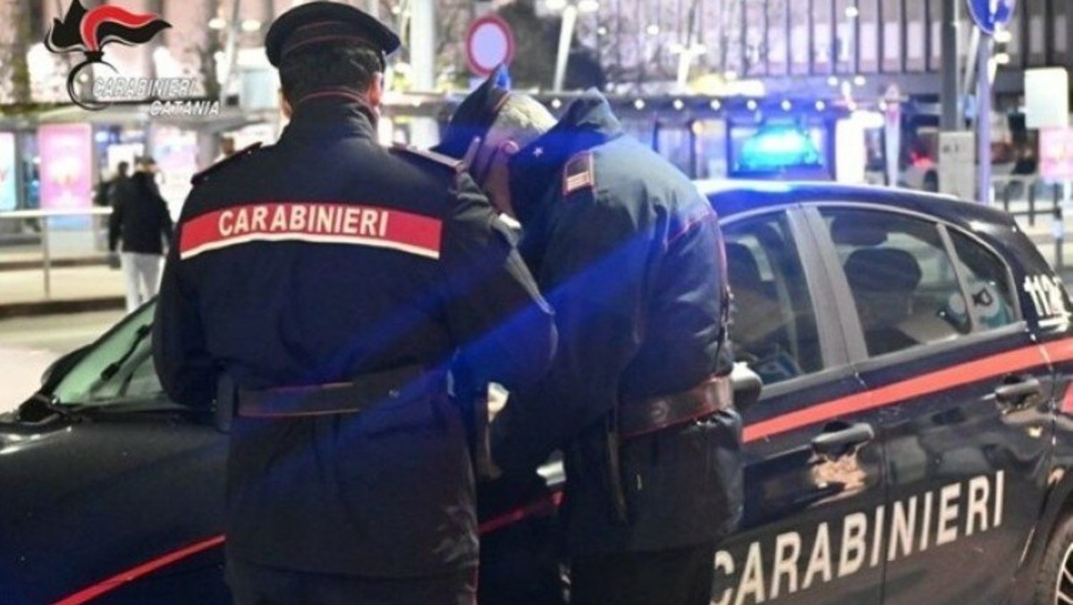 Etnapolis, rubano profumi e fuggono in auto: due arresti dopo inseguimento  - 