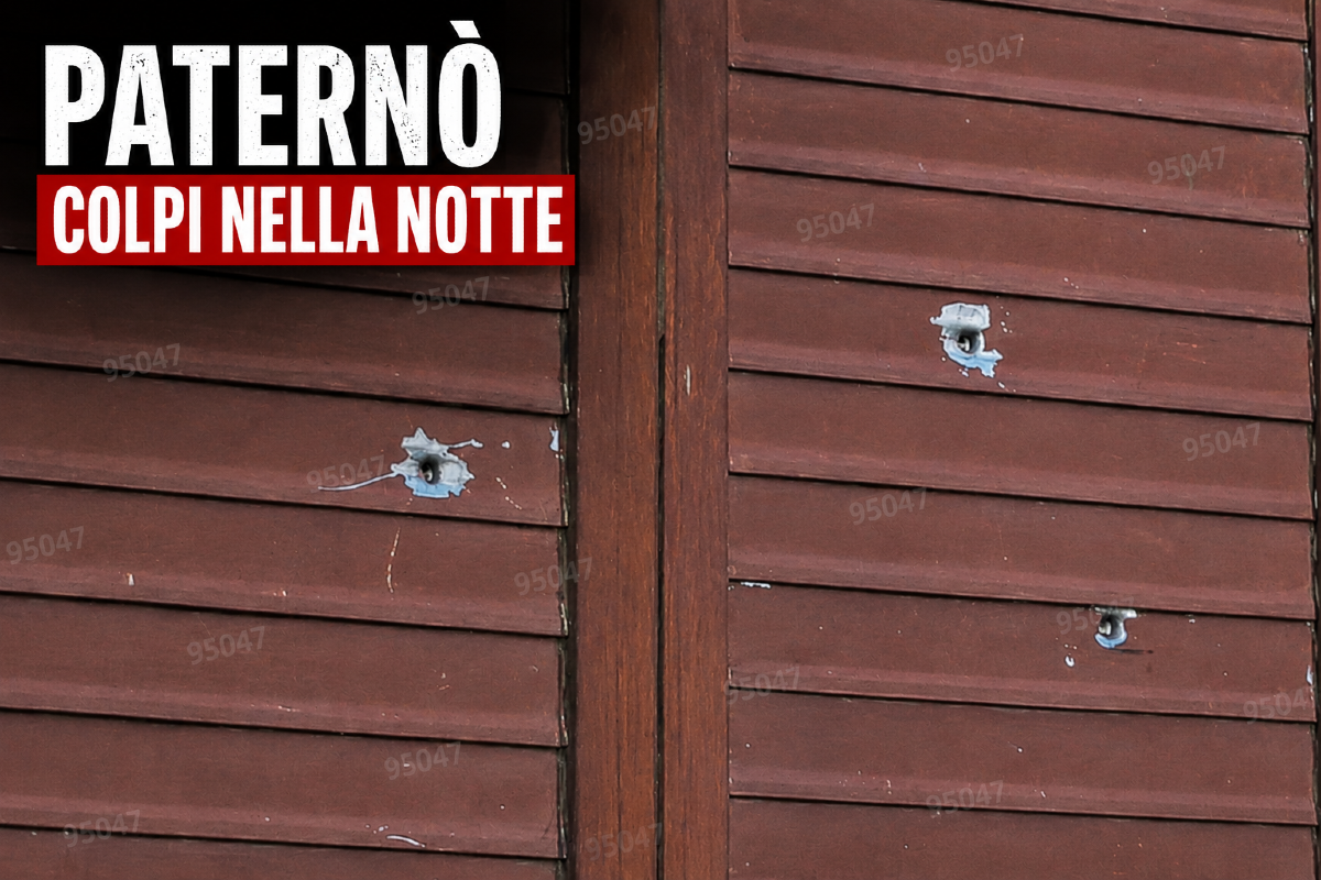 Paternò, mistero nella notte: colpi contro un’auto finiscono anche su un portone. La foto