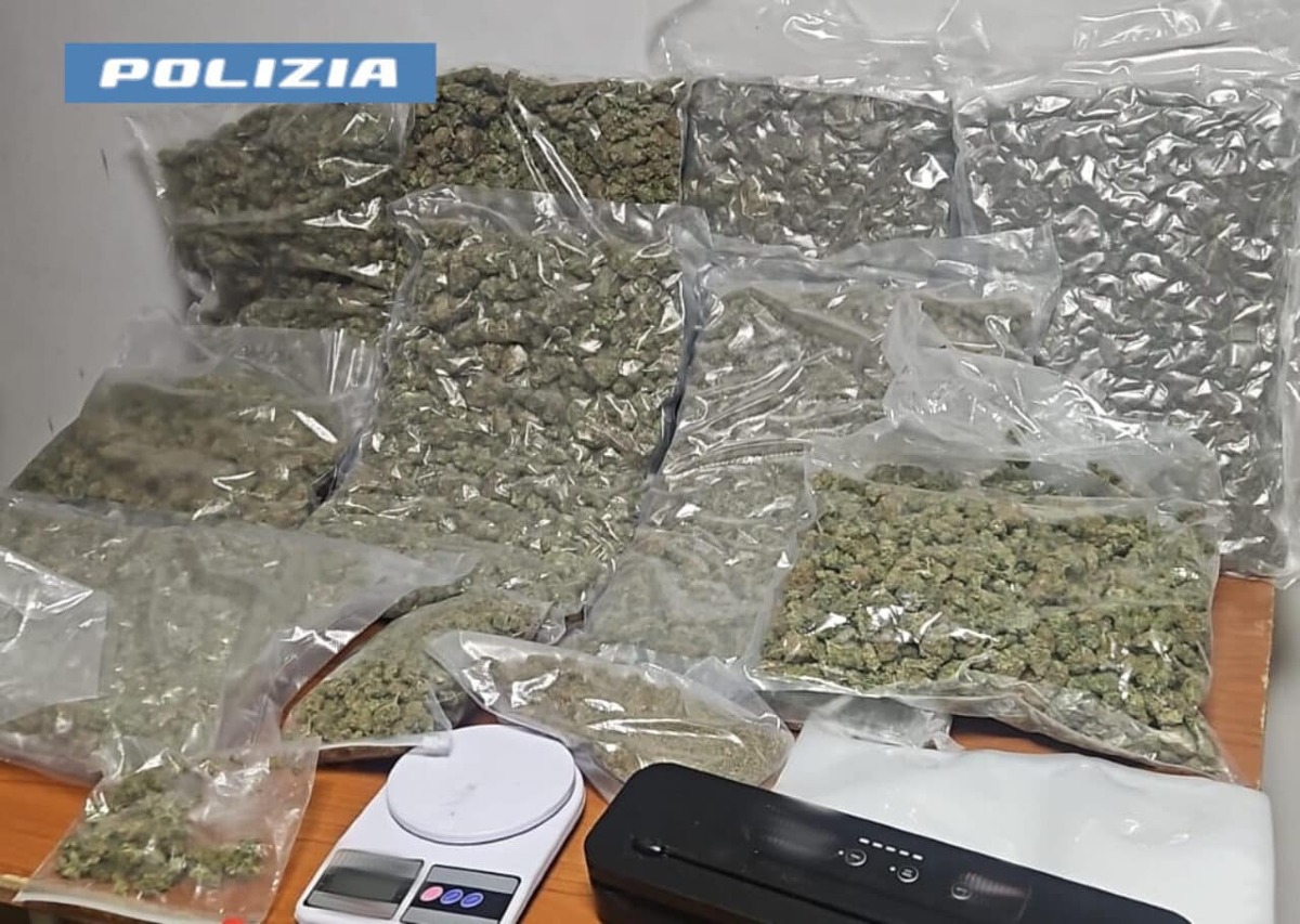 CATANIA, LANCIA LA DROGA DAL BALCONE ALLA VISTA DELLA POLIZIA: IN CASA NASCOSTI QUASI 10 CHILI TRA MARIJUANA E HASHISH - 