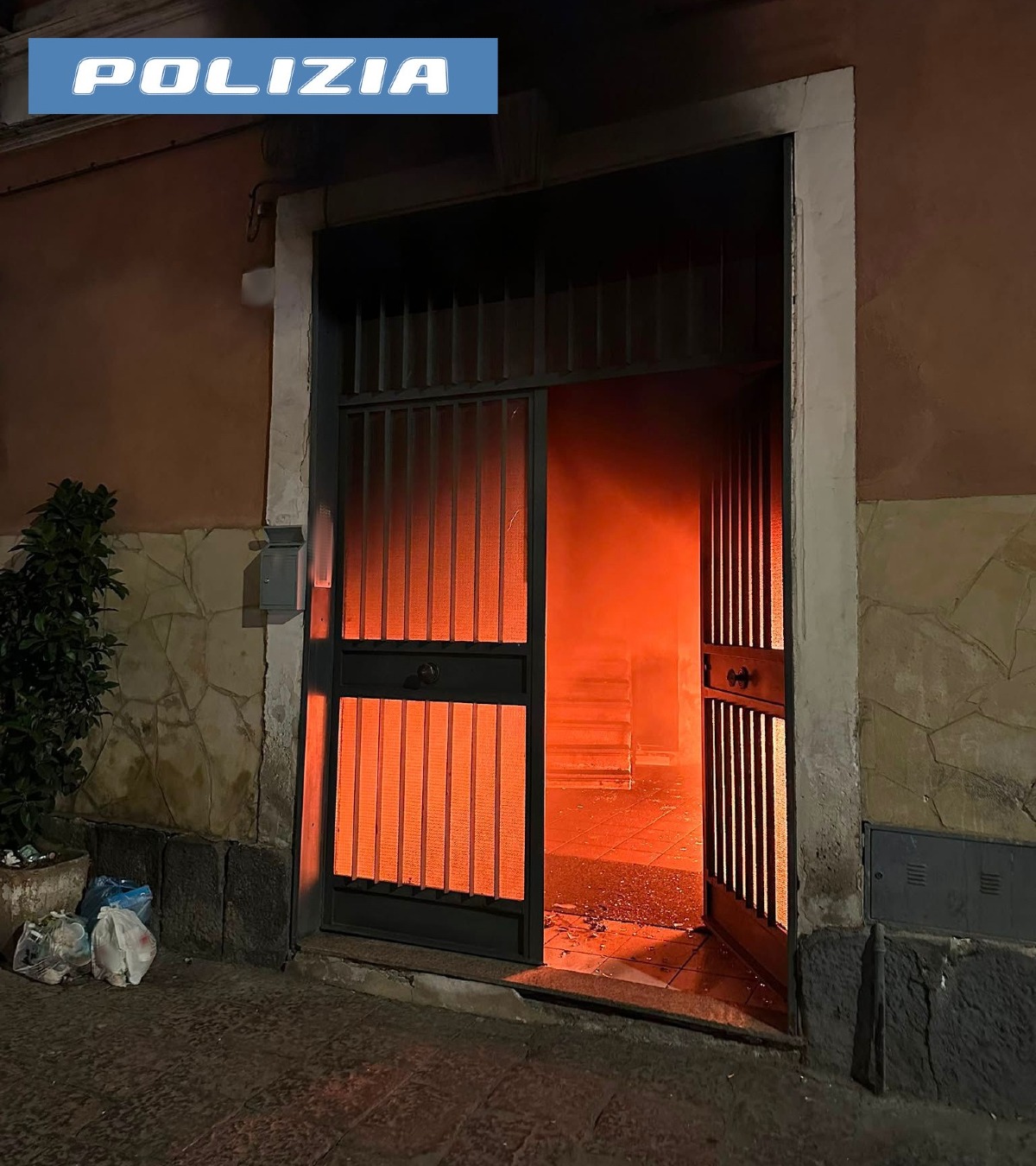 🚨 Palazzo in fiamme: la Polizia salva famiglie e anziani, arrestato residente con la droga - 