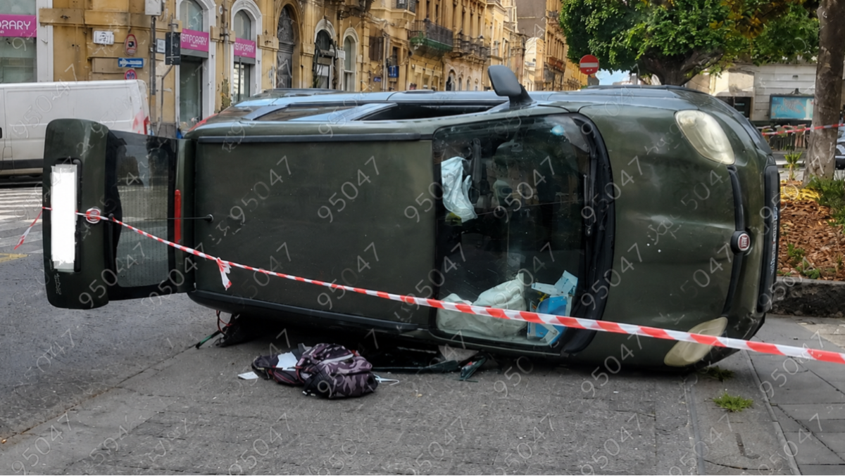 ACIREALE, PANDA SI RIBALTA DOPO LO SCONTRO CON UN’ALTRA AUTO: FERITI MADRE E DUE FIGLI - 