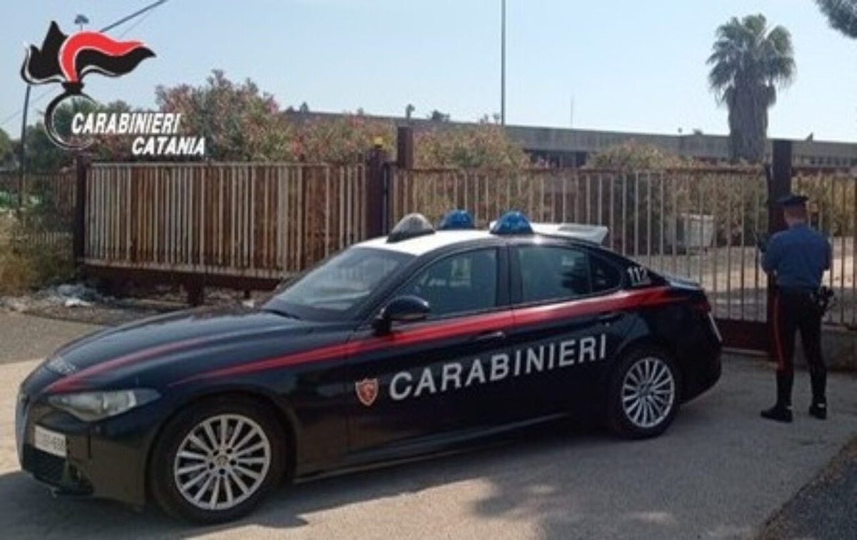 Catania, sorpresi a rubare cavi e metalli da uno stabilimento dismesso: arrestati due uomini - 