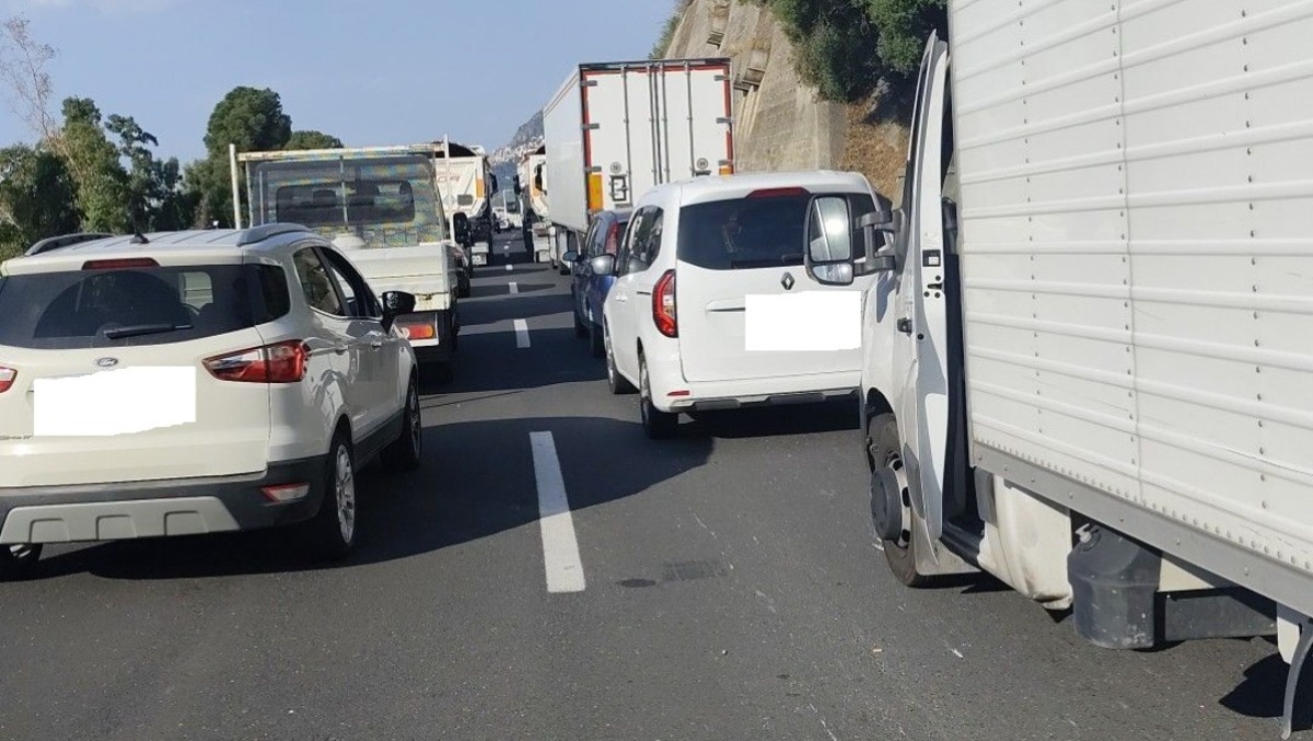 A18 nel caos: due incidenti in poche ore, uscita obbligatoria a Taormina per chi va verso Catania. - 